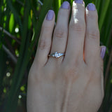 Anillo de compromiso con cristal de .20ct corte brillante y 2 cristales laterales elaborado en oro blanco de 10k