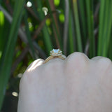 Anillo de compromiso con diamante natural central de .70ct corte brillante con certificación GIA y 55 diamantes naturales laterales elaborado en oro amarillo de 14k