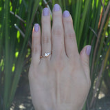 Anillo de compromiso con cristal de .20ct corte brillante y 2 cristales laterales elaborado en oro rosa de 10k