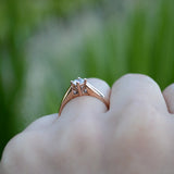 Anillo de compromiso con diamante natural central  de .30ct con certificación GIA elaborado en oro rosa de 18 kilates