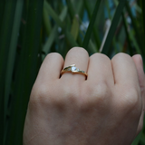 Anillo de compromiso con diamante natural central de .20ct corte brillante y 2 diamantes naturales laterales elaborado en oro amarillo de 14k