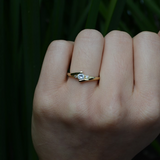 Anillo de compromiso con diamante natural central de .30ct corte brillante con certificado IGI y 2 diamantes naturales laterales elaborado en oro amarillo de 14k