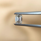 Anillo de compromiso con diamante natural central de .30ct corte esmeralda con certificación GIA y 8 diamantes naturales laterales elaborado en oro rosa de 14k