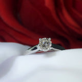 Anillo de compromiso con diamante natural central de .46ct corte brillante con certificación GIA elaborado en oro blanco de 14k