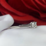 Anillo de compromiso con diamante natural central de .46ct corte brillante con certificación GIA elaborado en oro blanco de 14k