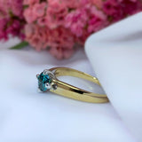 Anillo con diamante azul natural central de .50ct corte brillante en oro amarillo y blanco de 14k