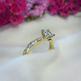 Anillo de compromiso con diamante natural central de .50ct con certificación GIA y 10 diamantes naturales laterales oro amarillo de 18 kilates