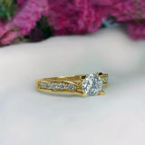 Anillo de compromiso con diamante natural central de .50ct con certificación GIA y 10 diamantes naturales laterales oro amarillo de 18 kilates