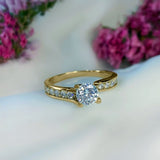Anillo de compromiso con diamante natural central de .50ct con certificación GIA y 10 diamantes naturales laterales oro amarillo de 18 kilates