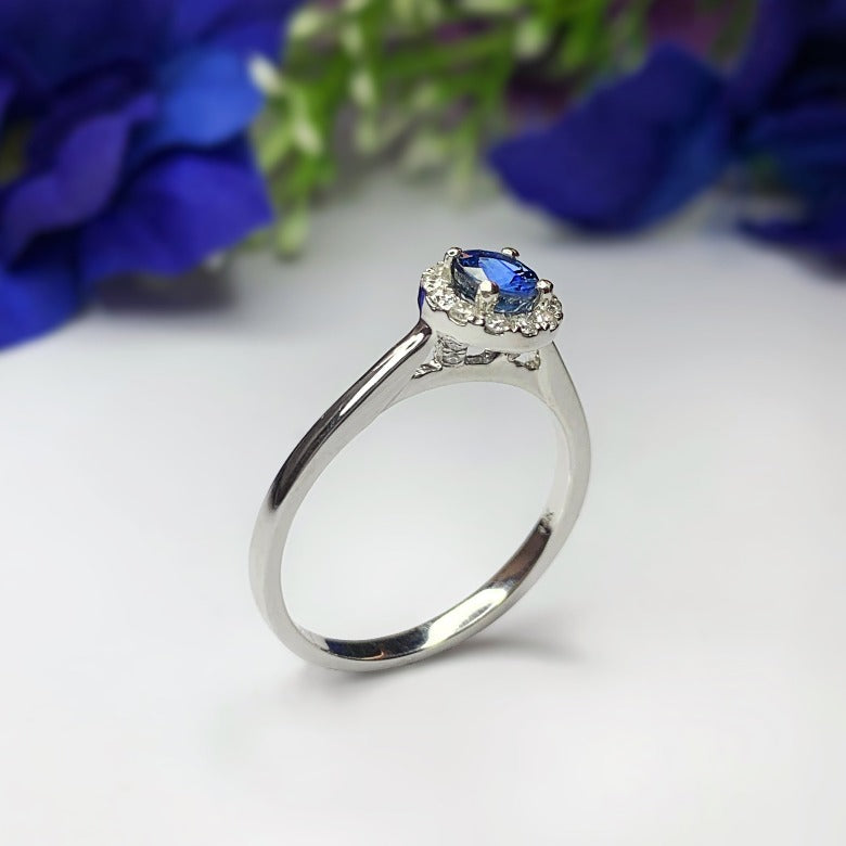 Anillo de compromiso con zafiro natural de .80ct y 12 diamantes