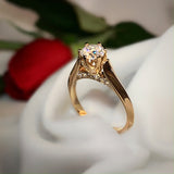 Anillo de compromiso con diamante natural central de .60ct corte brillante con certificación GIA y 12 diamantes naturales laterales elaborado en oro rosa de 14k