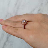 Anillo de compromiso con moissanita de 1.0ct corte brillante con certificado GRA y 54 cristales realizado en oro rosa de 14k