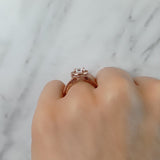 Anillo de compromiso con moissanita de 1.0ct corte brillante con certificado GRA y 54 cristales realizado en oro rosa de 14k