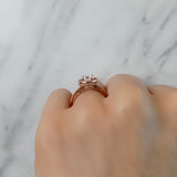 Anillo de compromiso con diamante natural central de .70ct corte brillante con certificación GIA y 55 diamantes naturales laterales elaborado en oro rosa de 14k