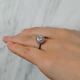 Anillo de compromiso con diamante natural central de .70ct corte brillante con certificación GIA y 55 diamantes naturales laterales elaborado en oro blanco de 14k
