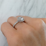 Anillo de compromiso con diamante natural central de .70ct corte brillante con certificación GIA y 55 diamantes naturales laterales elaborado en oro blanco de 14k