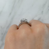 Anillo de compromiso con diamante natural central de .70ct corte brillante con certificación GIA y 55 diamantes naturales laterales elaborado en oro blanco de 14k