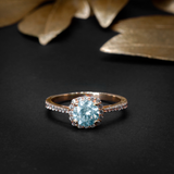 Anillo de compromiso con topacio natural de 1.0ct corte brillante y 32 diamantes naturales elaborado en oro amarillo de 14k