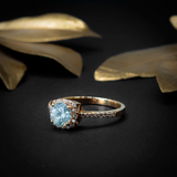 Anillo de compromiso con topacio natural de 1.0ct corte brillante y 32 diamantes naturales elaborado en oro amarillo de 14k