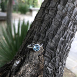 Anillo de compromiso con topacio natural de 1.0ct corte brillante y 32 diamantes  naturales elaborado en oro blanco de 14k