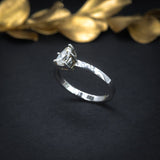 Anillo de compromiso con diamante natural central de .40ct corte gota con certificación GIA elaborado en oro blanco de 14k