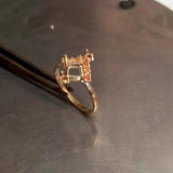 Anillo de compromiso con diamante natural sal y pimienta central de .50ct corte princesa y 12 diamantes naturales laterales elaborado en oro rosa de 14k