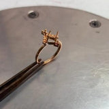 Anillo de compromiso con diamante natural sal y pimienta central de .50ct corte princesa y 12 diamantes naturales laterales elaborado en oro rosa de 14k