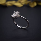 Anillo de compromiso con diamante natural central de 1.0ct corte esmeralda con certificación GIA y 2 diamantes naturales laterales elaborado en oro blanco de 14k