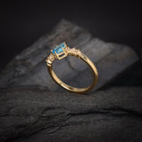 Anillo de compromiso con topacio corte gota y 6 diamantes laterales elaborado en oro amarillo de 14 kilates
