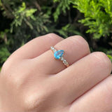 Anillo de compromiso con topacio corte gota y 6 diamantes laterales elaborado en oro amarillo de 14 kilates