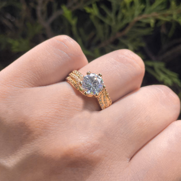Anillo de compromiso con cristales elaborado en oro amarillo de 14 kilates
