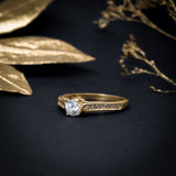Anillo de compromiso con diamante natural de .50ct y 24 diamantes laterales en oro amarillo de 14 kilates