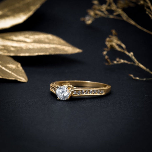 Anillo de compromiso con diamante natural de .50ct y 24 diamantes laterales en oro amarillo de 14 kilates