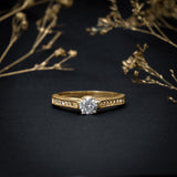 Anillo de compromiso con diamante natural de .50ct y 24 diamantes laterales en oro amarillo de 14 kilates