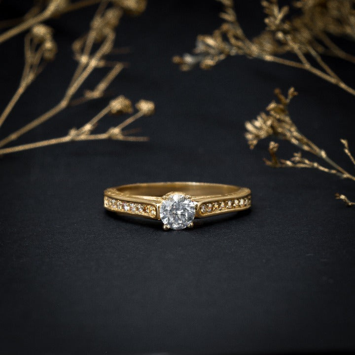 Anillo de compromiso con diamante natural de .50ct y 24 diamantes laterales en oro amarillo de 14 kilates