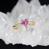 Anillo de compromiso con zafiro rosa natural de .50ct corte corazón elaborado oro amarillo de 14k