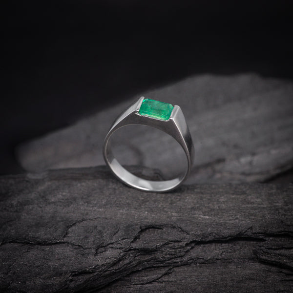 Anillo de compromiso con esmeralda natural de .60ct corte esmeralda elaborado en oro blanco de 14k