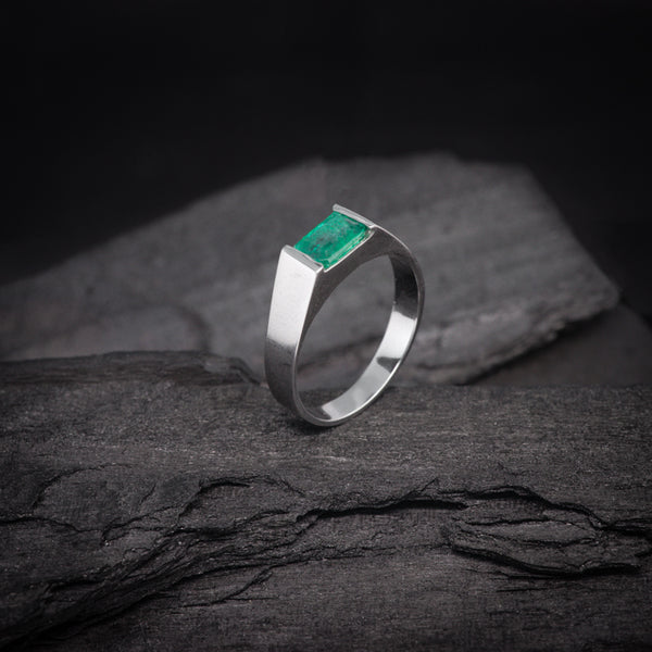 Anillo de compromiso con esmeralda natural de .60ct corte esmeralda elaborado en oro blanco de 14k
