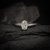 Anillo de compromiso con diamante natural de .60ct con certificación GIA elaborado en oro blanco de 14 kilates