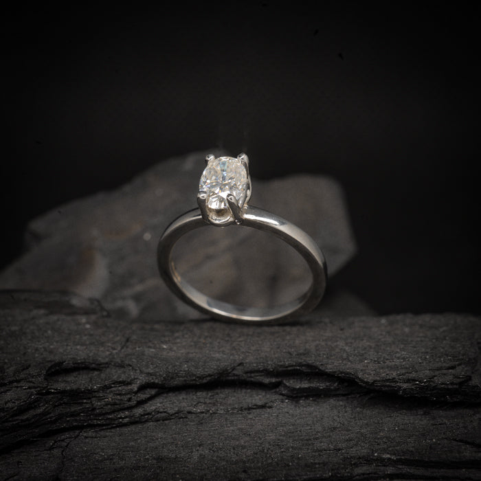 Anillo de compromiso con diamante natural de .60ct con certificación GIA elaborado en oro blanco de 14 kilates