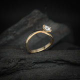 Anillo de compromiso con moissanita de .50ct con certificado GRA elaborado en oro amarillo de 18 kilates