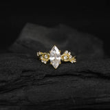 Anillo de compromiso con moissanita de 1.0ct corte marquise con certificado GRA y cristales laterales elaborado en oro amarillo de 14k