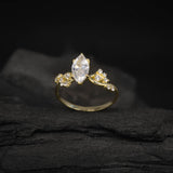 Anillo de compromiso con moissanita de 1.0ct corte marquise con certificado GRA y cristales laterales elaborado en oro amarillo de 14k