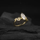 Anillo de compromiso con moissanita de 1.0ct corte marquise con certificado GRA y cristales laterales elaborado en oro amarillo de 14k