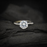Anillo de compromiso con moissanita de 1.0ct corte brillante con certificado GRA y cristales laterales elaborado en oro blanco de 14k