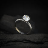 Anillo de compromiso con moissanita de 1.0ct corte brillante con certificado GRA y cristales laterales elaborado en oro blanco de 14k