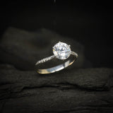 Anillo de compromiso con moissanita de 1.0ct corte brillante con certificado GRA y cristales laterales elaborado en oro blanco de 14k