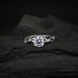 Anillo de compromiso con moissanita de 1.5ct corte brillante con certificado GRA y cristales laterales elaborado en oro blanco de 14k