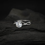 Anillo de compromiso con moissanita de 1.5ct corte brillante con certificado GRA y cristales laterales elaborado en oro blanco de 14k