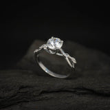 Anillo de compromiso con moissanita de 1.5ct corte brillante con certificado GRA y cristales laterales elaborado en oro blanco de 14k